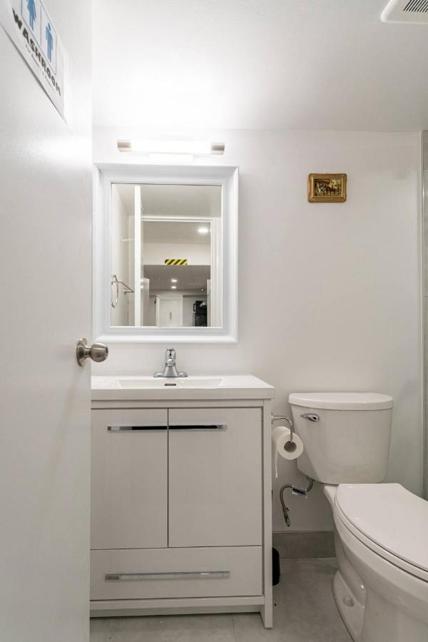 Simple & Tidy Private Rooms Toronto Exteriör bild