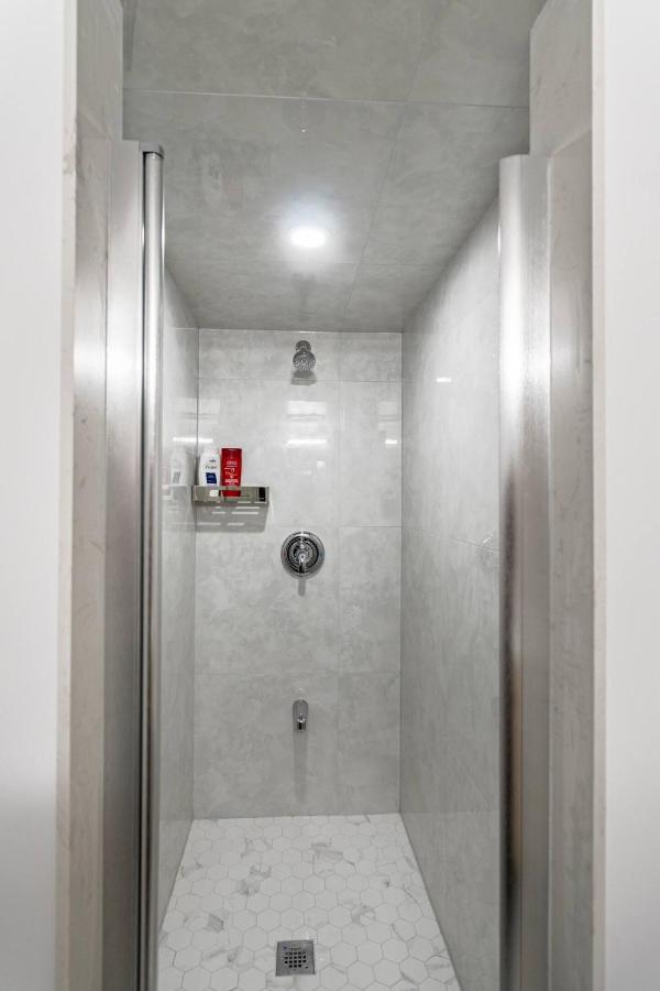 Simple & Tidy Private Rooms Toronto Exteriör bild